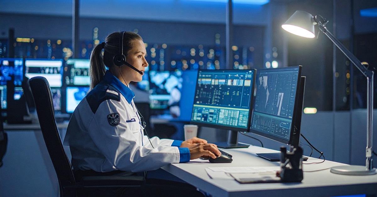 photo of an emergency operator chatting online with someone needing help